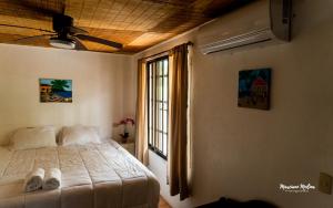 Ένα ή περισσότερα κρεβάτια σε δωμάτιο στο Beach House with a Pool-2mn walk to the beach +70 φωτογραφίες