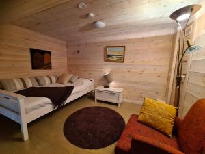 薩利色爾卡的住宿－Apartment Seutu，卧室配有一张床铺,位于带木墙的房间内