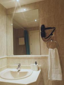 a bathroom with a sink and a mirror at Apartamento Madrid Aeropuerto Ifema Wanda, confort Cmpz in Madrid