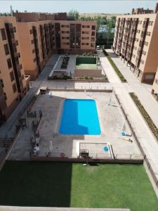 an overhead view of a swimming pool in a building at Apartamento Madrid Aeropuerto Ifema Wanda, confort Cmpz in Madrid