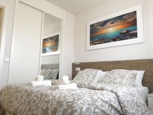 a bedroom with a bed and a large mirror at Apartamento Madrid Aeropuerto Ifema Wanda, confort Cmpz in Madrid