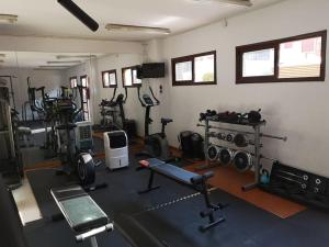 a room with a gym with equipment in it at Apartamento Madrid Aeropuerto Ifema Wanda, confort Cmpz in Madrid