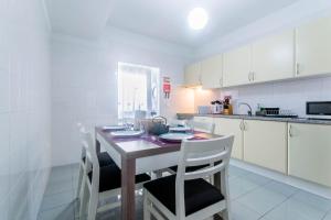 Η κουζίνα ή μικρή κουζίνα στο Village Lobos Flat +27 φωτογραφίες