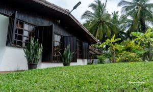 Κήπος έξω από το Beach House with a Pool-2mn walk to the beach