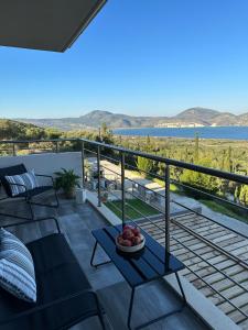 een balkon met uitzicht op de oceaan bij Villa Argyro in Lixouri