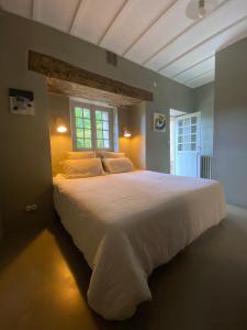 Posteľ alebo postele v izbe v ubytovaní Le Prieuré de Bourg Charente