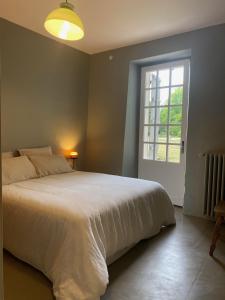 Postel nebo postele na pokoji v ubytování Le Prieuré de Bourg Charente