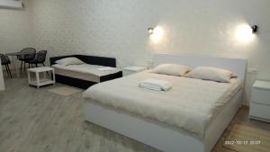 1 Schlafzimmer mit 2 Betten, einem Tisch und Stühlen in der Unterkunft Hotel Avatar in Oleksandriya