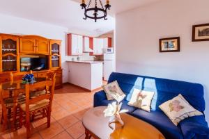 - un salon avec un canapé bleu et une table dans l'établissement La Atalaya, à Frailes