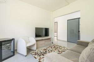 uma sala de estar com um sofá e uma televisão em Casa c Wi-Fi e otima localizacao - Testo Salto SC em Blumenau