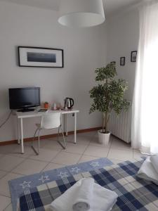 Televízia a/alebo spoločenská miestnosť v ubytovaní Simone's Scala House