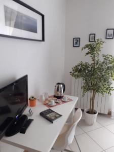 Televízia a/alebo spoločenská miestnosť v ubytovaní Simone's Scala House