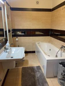 Ένα μπάνιο στο 13'S HOME