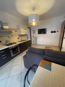 un soggiorno con divano e una cucina di 13'S HOME a Caserta