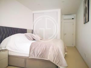 1 dormitorio con 1 cama con espejo grande en Vila Golf, en Vilamoura