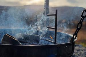 Ein Feuer in einem Topf mit Rauch darin. in der Unterkunft Fjellhytte på hardangervidden med uforglemmelig utsikt! in Garden