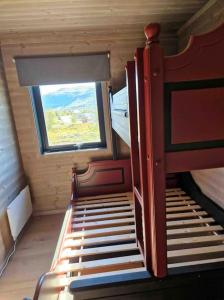 Kleines Zimmer mit einem Bett und einem Fenster in der Unterkunft Fjellhytte på hardangervidden med uforglemmelig utsikt! in Garden