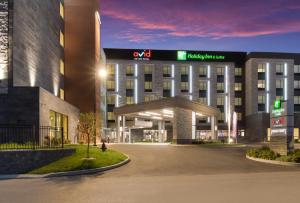 una imagen de un hospital de noche en avid hotels - Mt Juliet Nashville Area by IHG, en Mount Juliet