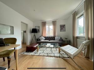 - un salon avec un canapé et une table dans l'établissement Beautiful Home in the Swedish landscape, à Vissefjärda