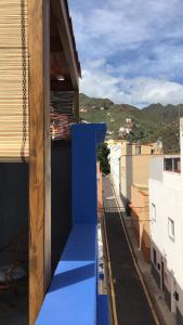 un banc bleu sur le côté d'un bâtiment dans l'établissement Casa Tortuga, à Santa Cruz de Tenerife