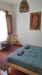 um quarto com uma cama com duas almofadas em Casa Tortuga em Santa Cruz de Tenerife