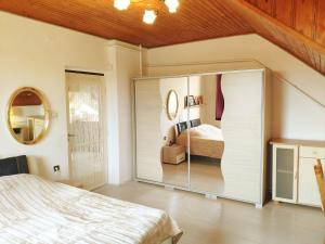 1 dormitorio con un espejo grande en una habitación en Karolina Apartment en Békéscsaba