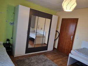 einen Spiegel in einem Zimmer mit einem Bett in der Unterkunft Ferienwohnung Toge in Wadgassen