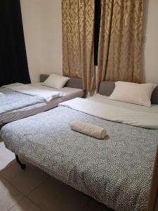dos camas sentadas una al lado de la otra en una habitación en Nissi Luxury Villa, en Ayia Napa
