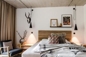 ein Schlafzimmer mit einem Bett und einem Stuhl in der Unterkunft Sommers "Schöne Aussicht", Adults only in Reichenbach im Vogtland