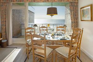 uma sala de jantar com uma mesa e vista para o oceano em Kroatzbärchen em List