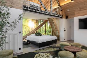 um quarto numa casa com uma cama e uma escada em B&B Herenhuis em Izegem