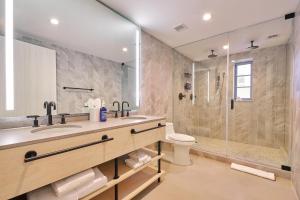 a bathroom with a sink toilet and a shower at Hotel Greystone - Adults Only in Miami Beach