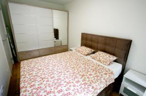 Schlafzimmer mit einem Bett und einem großen Spiegel in der Unterkunft Apartment Iva in Belgrad
