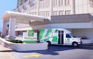 阿林顿Holiday Inn National Airport/Crystal City by IHG的停在大楼前的一辆白色绿色货车