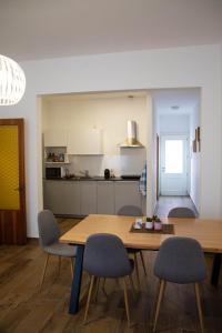 eine Küche und ein Esszimmer mit einem Tisch und Stühlen in der Unterkunft Beocio Home • The hidden gem in Murano’s heart in Murano