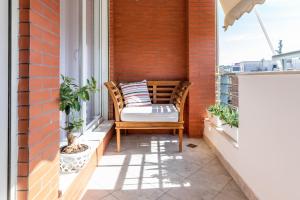 balcón con silla y ventana en New Apartament, en Tirana