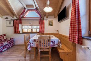 Μια τηλεόραση ή/και κέντρο ψυχαγωγίας στο Appartamento Catinaccio Rosengarten