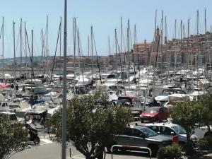 - un tas de bateaux garés dans un port de plaisance dans l'établissement Joli studio bord de mer, clim, balcon, parking privé, à Menton