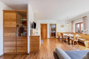 a living room and dining room with a dining table at Florerhof Ferienwohnung Flieder in Vols am Schlern