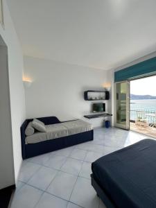 Posteľ alebo postele v izbe v ubytovaní Vient Mpop con terrazza vista mare