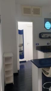 Kuchyňa alebo kuchynka v ubytovaní Vient Mpop con terrazza vista mare