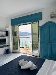 Posteľ alebo postele v izbe v ubytovaní Vient Mpop con terrazza vista mare