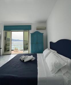 Posteľ alebo postele v izbe v ubytovaní Vient Mpop con terrazza vista mare