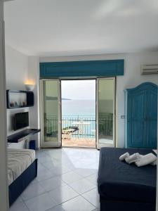 - une chambre avec 2 lits et une vue sur l'océan dans l'établissement Vient Mpop con terrazza vista mare, à Meta