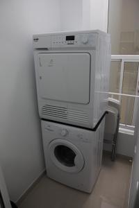 - Lavadora y secadora en una habitación en Apartamentos Alogia, Pastora, Yerbater, en Segorbe