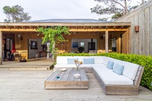 ein Wohnzimmer mit einem weißen Sofa und einem Couchtisch in der Unterkunft Casa Flor in Punta del Este