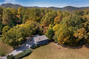 Fotografie z fotogalerie ubytování Ole Smoky BnB - Game Room, Hot Tub, Mtn Views! v destinaci Pigeon Forge