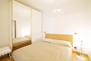 フィレンツェにあるGioberti Suiteのベッドルーム(ベッド1台、大きな鏡付)