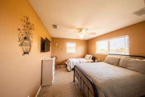 een slaapkamer met een bed en een kamer met een bank bij Relax at our Beach Haven - Pet Friendly in Galveston
