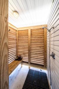 una sauna con paredes de madera y una ducha en una habitación en Relax at our Beach Haven - Pet Friendly, en Galveston